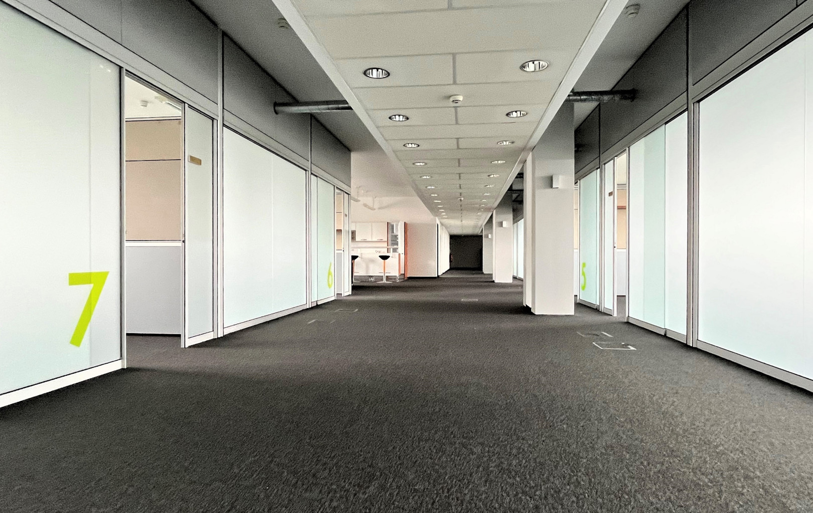 2345 Brunn am Gebirge, Businesspark Wien Süd, Hauptmiete, Mietdauer ab 3 Jahren, Büro, Büros, Büroflächen ab 560 m², Office, Offices, Officepark, Ausbau nach Mieterwunsch, Doppelboden, Teppichfliesen, Teilweise CAT 5, Breitband bis Mietbereich, teilweise Glaswände, Südseitige Außenjalousie, Flexible Grundrisse, ausreichend Parkplätze, Parkhaus, Hotel, Fitness, internationale Firmen, McDonalds, Electrolux, Dimoco, Igel Software, TÜV, Flexibilität, Wachstum, Erweiterung, eigene Autobahnabfahrt, A21, Wiener Aussenring Autobahn, Stadtgrenze Wien, Shopping, SCS, Golfplatz, Möbel-und Baumärkte, Cine-Center, Flughafen Wien in 20 Minuten, Photovoltaik, Shuttlebus zur U6, Siebenhirten, Buslinie 269, Gastronomie, Post, Druckservice, Mail Boxes etc.,